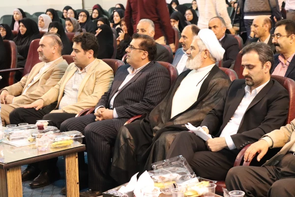 دکتر روشن دل  در مراسم تجلیل از اساتید برتر دانشگاه فرهنگیان مازندران:
اساس توسعه کشور مدرسه است نه دانشگاه 
 3