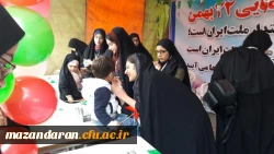 دانشجو معلمان دانشگاه فرهنگیان مازندران در غرفه این دانشگاه در مسیر راهپیمایی ۲۲ بهمن عشق به وطن، پرچم و آرمان ها را تدریس کردند.