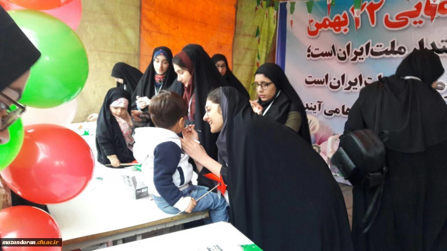 دانشجو معلمان دانشگاه فرهنگیان مازندران در غرفه این دانشگاه در مسیر راهپیمایی ۲۲ بهمن عشق به وطن، پرچم و آرمان ها را تدریس کردند.