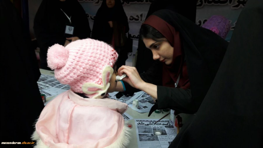 دانشجو معلمان دانشگاه فرهنگیان مازندران در غرفه این دانشگاه در مسیر راهپیمایی ۲۲ بهمن عشق به وطن، پرچم و آرمان ها را تدریس کردند.