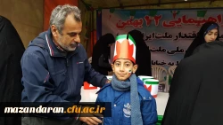 دانشجو معلمان دانشگاه فرهنگیان مازندران در غرفه این دانشگاه در مسیر راهپیمایی ۲۲ بهمن عشق به وطن، پرچم و آرمان ها را تدریس کردند.