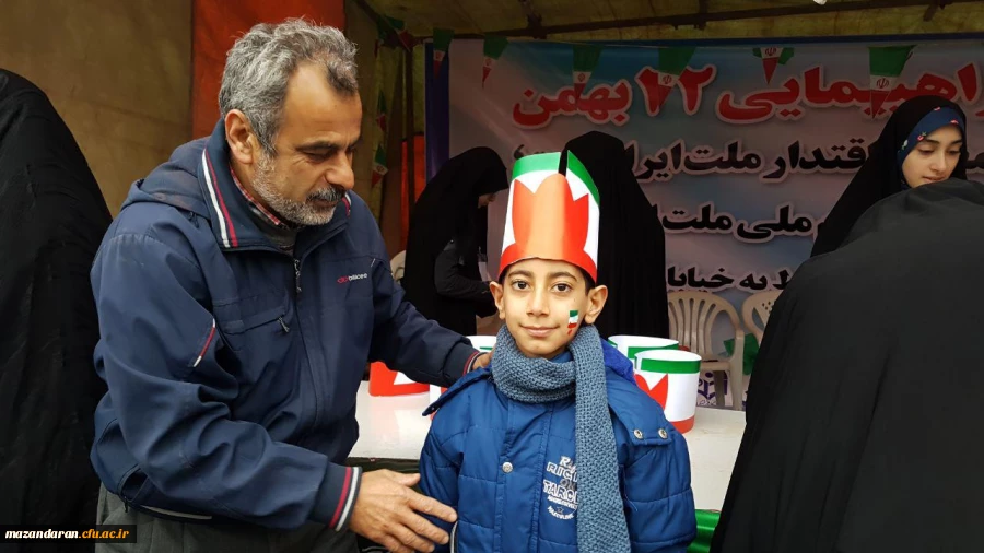 دانشجو معلمان دانشگاه فرهنگیان مازندران در غرفه این دانشگاه در مسیر راهپیمایی ۲۲ بهمن عشق به وطن، پرچم و آرمان ها را تدریس کردند.