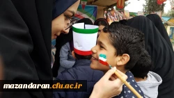 دانشجو معلمان دانشگاه فرهنگیان مازندران در غرفه این دانشگاه در مسیر راهپیمایی ۲۲ بهمن عشق به وطن، پرچم و آرمان ها را تدریس کردند.