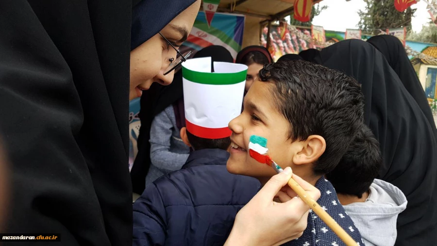 دانشجو معلمان دانشگاه فرهنگیان مازندران در غرفه این دانشگاه در مسیر راهپیمایی ۲۲ بهمن عشق به وطن، پرچم و آرمان ها را تدریس کردند.