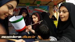 دانشجو معلمان دانشگاه فرهنگیان مازندران در غرفه این دانشگاه در مسیر راهپیمایی ۲۲ بهمن عشق به وطن، پرچم و آرمان ها را تدریس کردند.