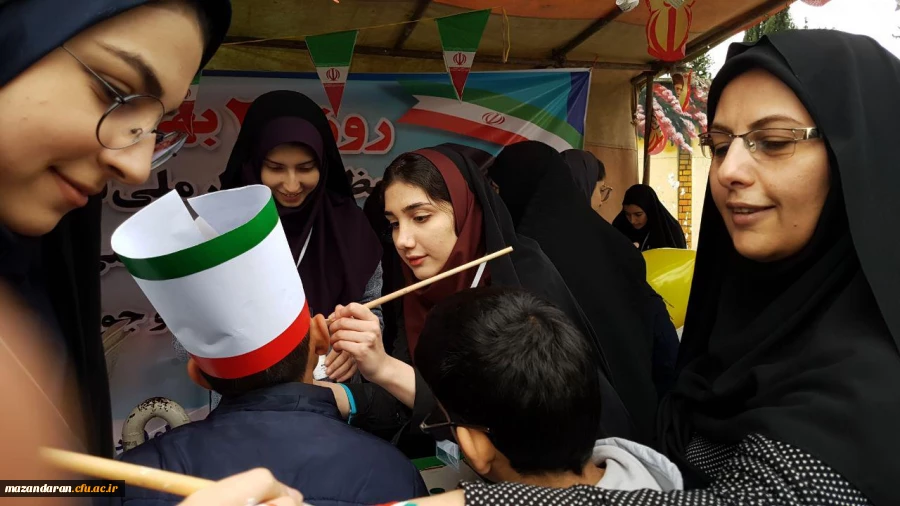 دانشجو معلمان دانشگاه فرهنگیان مازندران در غرفه این دانشگاه در مسیر راهپیمایی ۲۲ بهمن عشق به وطن، پرچم و آرمان ها را تدریس کردند.