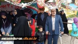 دانشجو معلمان دانشگاه فرهنگیان مازندران در غرفه این دانشگاه در مسیر راهپیمایی ۲۲ بهمن عشق به وطن، پرچم و آرمان ها را تدریس کردند.