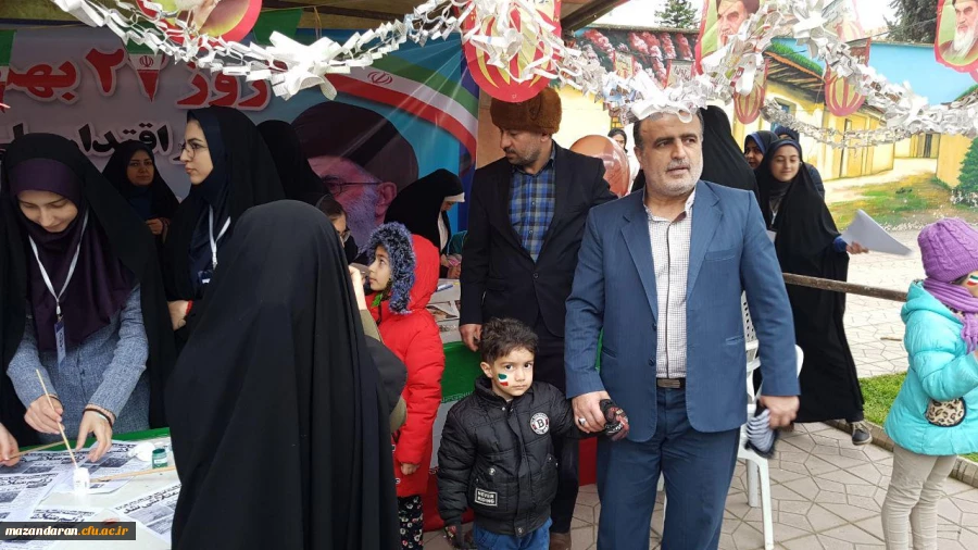 دانشجو معلمان دانشگاه فرهنگیان مازندران در غرفه این دانشگاه در مسیر راهپیمایی ۲۲ بهمن عشق به وطن، پرچم و آرمان ها را تدریس کردند.