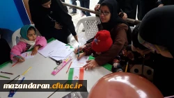 دانشجو معلمان دانشگاه فرهنگیان مازندران در غرفه این دانشگاه در مسیر راهپیمایی ۲۲ بهمن عشق به وطن، پرچم و آرمان ها را تدریس کردند.