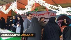 دانشجو معلمان دانشگاه فرهنگیان مازندران در غرفه این دانشگاه در مسیر راهپیمایی ۲۲ بهمن عشق به وطن، پرچم و آرمان ها را تدریس کردند.