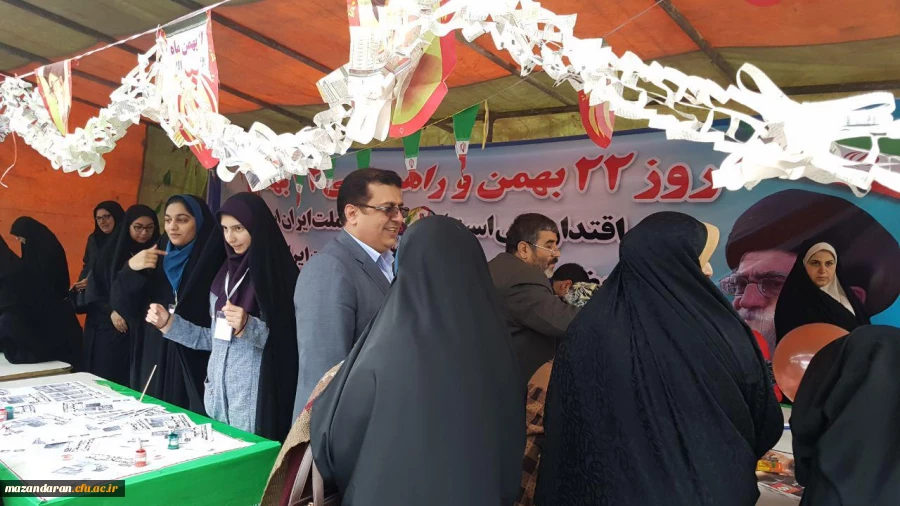 دانشجو معلمان دانشگاه فرهنگیان مازندران در غرفه این دانشگاه در مسیر راهپیمایی ۲۲ بهمن عشق به وطن، پرچم و آرمان ها را تدریس کردند.