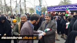 دانشجو معلمان دانشگاه فرهنگیان مازندران در غرفه این دانشگاه در مسیر راهپیمایی ۲۲ بهمن عشق به وطن، پرچم و آرمان ها را تدریس کردند.