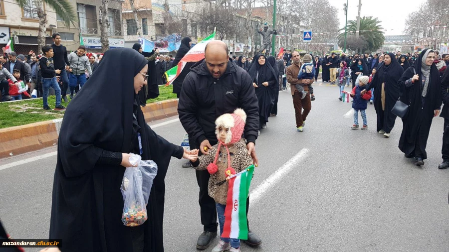 دانشجو معلمان دانشگاه فرهنگیان مازندران در غرفه این دانشگاه در مسیر راهپیمایی ۲۲ بهمن عشق به وطن، پرچم و آرمان ها را تدریس کردند.