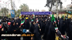 دانشجو معلمان دانشگاه فرهنگیان مازندران در غرفه این دانشگاه در مسیر راهپیمایی ۲۲ بهمن عشق به وطن، پرچم و آرمان ها را تدریس کردند.