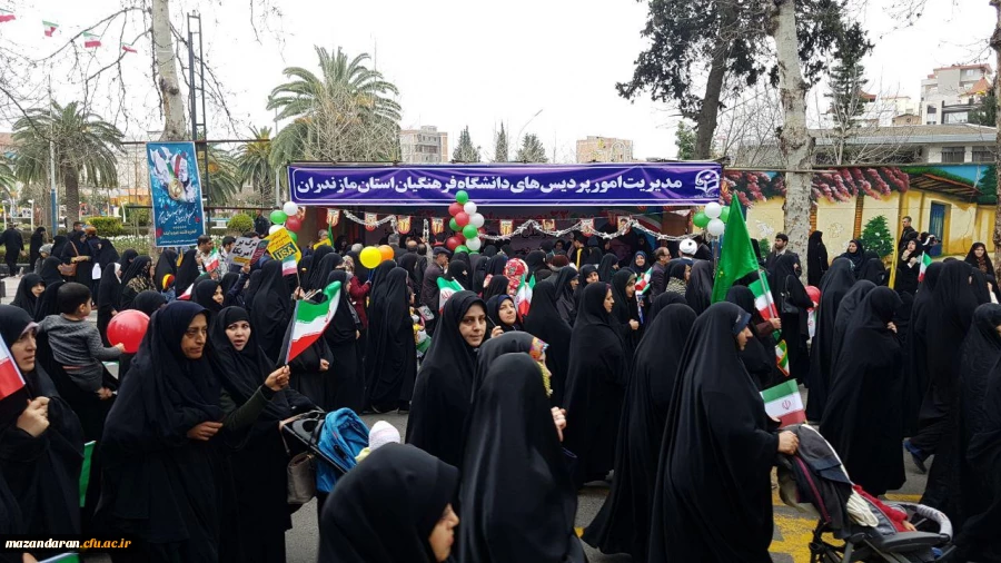 دانشجو معلمان دانشگاه فرهنگیان مازندران در غرفه این دانشگاه در مسیر راهپیمایی ۲۲ بهمن عشق به وطن، پرچم و آرمان ها را تدریس کردند.