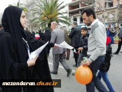 دانشجو معلمان دانشگاه فرهنگیان مازندران در غرفه این دانشگاه در مسیر راهپیمایی ۲۲ بهمن عشق به وطن، پرچم و آرمان ها را تدریس کردند.