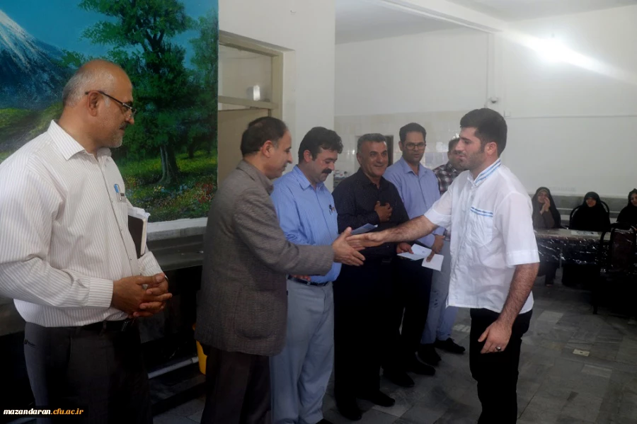 با حضور دکتر اسلامی برگزار شد:
آیین قدردانی از نیروهای زحمتکش آشپزخانه پردیس دکتر شریعتی ساری