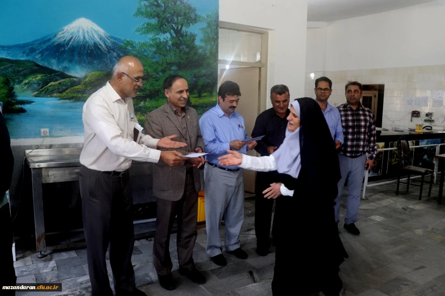 با حضور دکتر اسلامی برگزار شد:
آیین قدردانی از نیروهای زحمتکش آشپزخانه پردیس دکتر شریعتی ساری