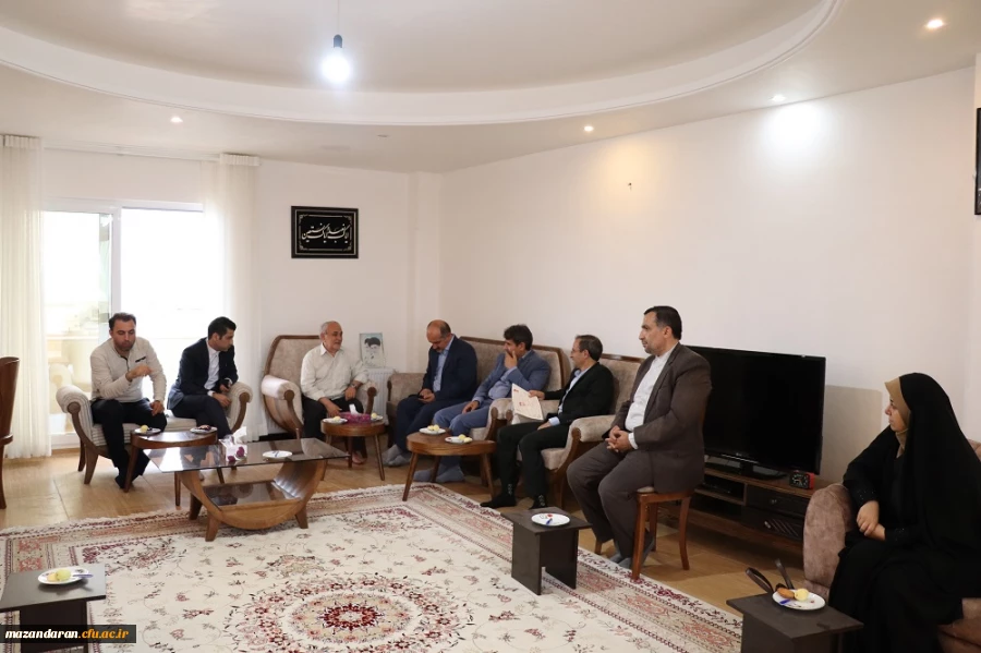دیدار دکتر طاهری نیا با خانواده  شهید سید حمید هاشمی