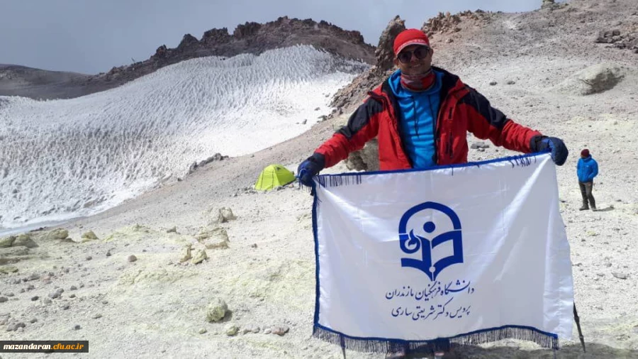 اهتزاز پرچم دانشگاه فرهنگیان
بر فراز قله دماوند توسط همکار محترم دکتر محمدجانپور