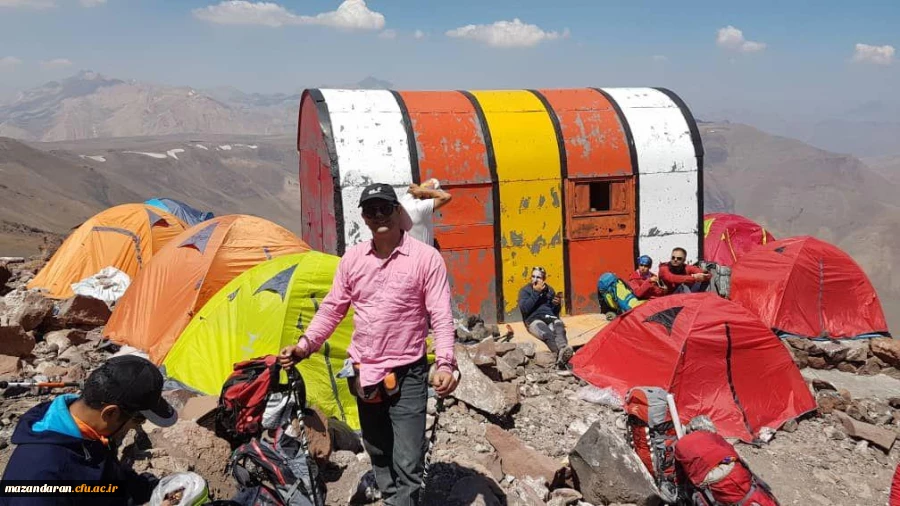 اهتزاز پرچم دانشگاه فرهنگیان
بر فراز قله دماوند توسط همکار محترم دکتر محمدجانپور