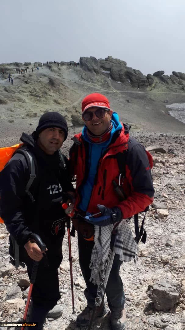 اهتزاز پرچم دانشگاه فرهنگیان
بر فراز قله دماوند توسط همکار محترم دکتر محمدجانپور