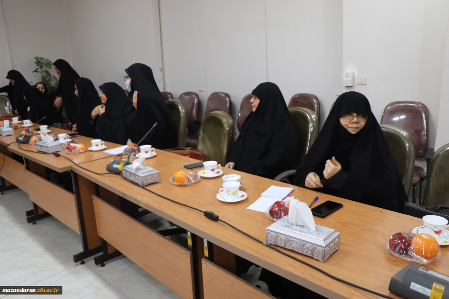 جلسه هم اندیشی رئیس دانشگاه فرهنگیان اساتید مرکز حضرت فاطمه س قائمشهر 5