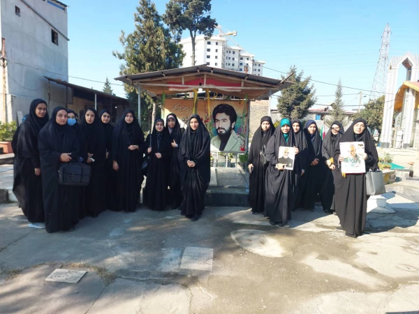 حضور ریاست محترم مرکز حضرت فاطمه (س) قائمشهر سرکار خانم دابویی ،کارکنان  و جمعی دانشجو معلمان به مناسبت ایام سال روز شهادت سردار دل ها حاج قاسم سلیمانی در بقعه متبرکه سید ملال و گلزار شهدای شهرستان قائمشهر 2