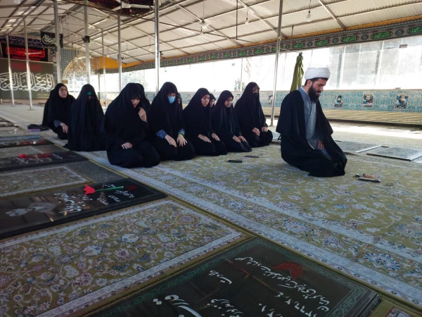 حضور ریاست محترم مرکز حضرت فاطمه (س) قائمشهر سرکار خانم دابویی ،کارکنان  و جمعی دانشجو معلمان به مناسبت ایام سال روز شهادت سردار دل ها حاج قاسم سلیمانی در بقعه متبرکه سید ملال و گلزار شهدای شهرستان قائمشهر 2