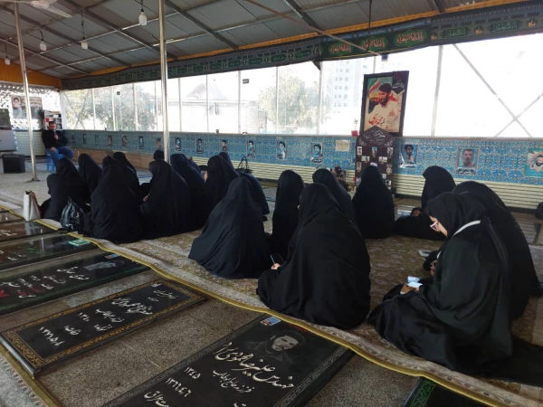 حضور ریاست محترم مرکز حضرت فاطمه (س) قائمشهر سرکار خانم دابویی ،کارکنان  و جمعی دانشجو معلمان به مناسبت ایام سال روز شهادت سردار دل ها حاج قاسم سلیمانی در بقعه متبرکه سید ملال و گلزار شهدای شهرستان قائمشهر 2