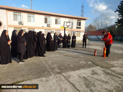 کلاس آموزشی و مانور عملی مقابله با آتش 