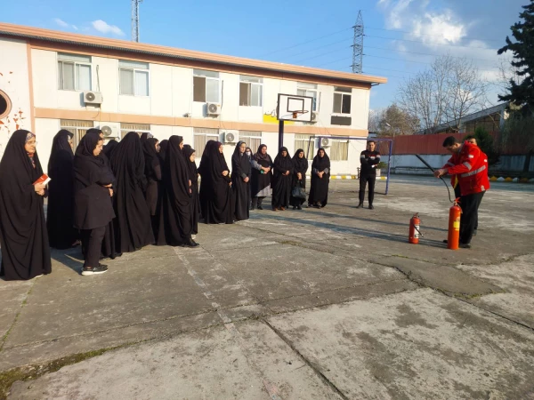 کلاس آموزشی و مانور عملی مقابله با آتش  2