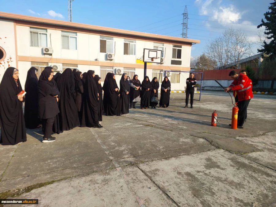 کلاس آموزشی و مانور عملی مقابله با آتش  2