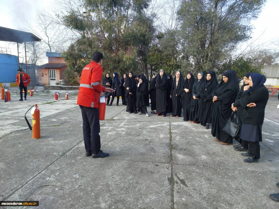 کلاس آموزشی و مانور عملی مقابله با آتش  3