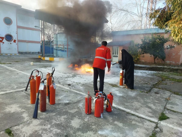 کلاس آموزشی و مانور عملی مقابله با آتش  4
