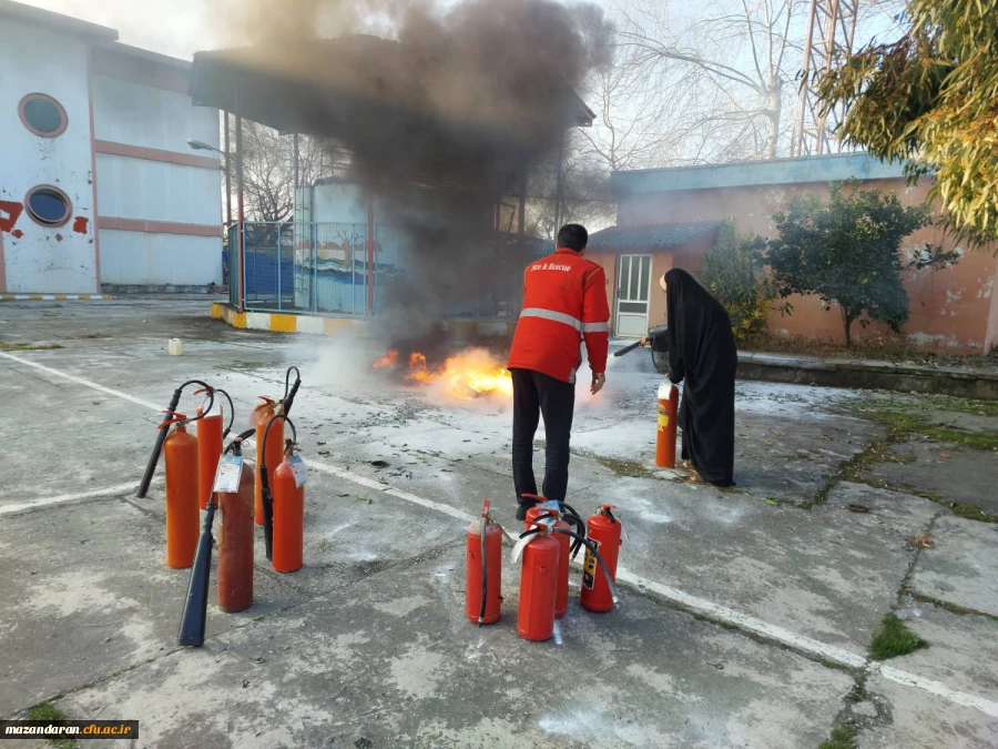 کلاس آموزشی و مانور عملی مقابله با آتش  4