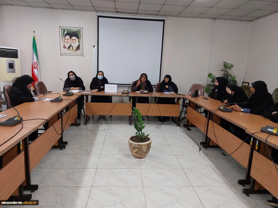 نشست ریاست مرکز  و مسئولان دانشگاه با دبیران کانون ها و انجمن ها و اعضای شورای صنفی و نمایندگان اتاق ها در سرای دانشجویی  3