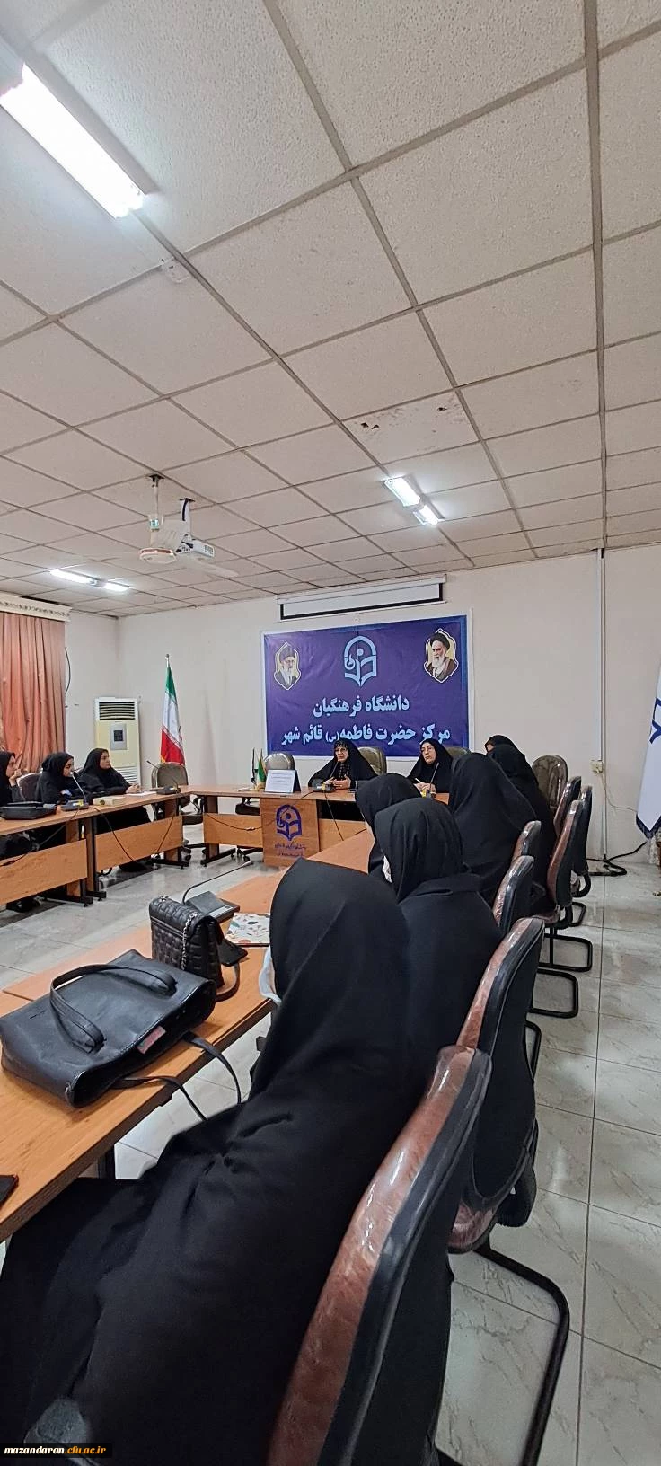 نشست ریاست مرکز  و مسئولان دانشگاه با دبیران کانون ها و انجمن ها و اعضای شورای صنفی و نمایندگان اتاق ها در سرای دانشجویی  3