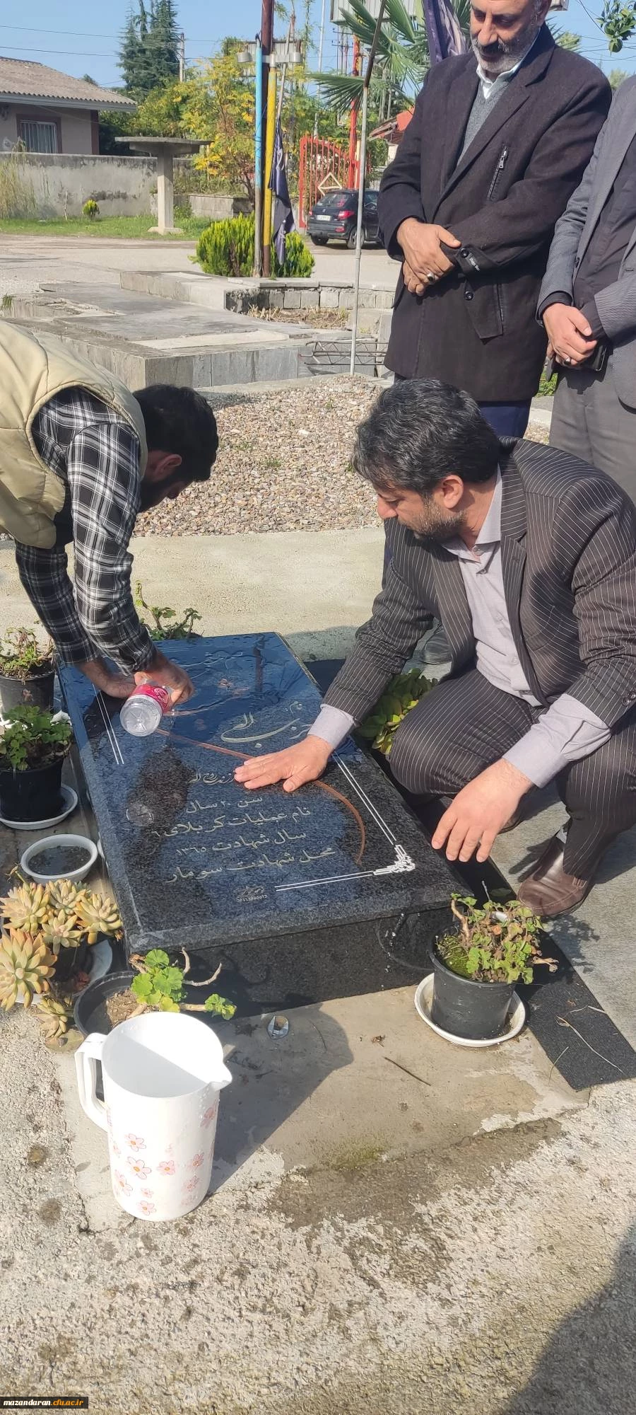  مراسم غباررویی و عطرافشانی مزار پاک شهید گمنام ( خوشنام )  با حضور مسئولین دانشگاه و اساتید برگزار شد 2