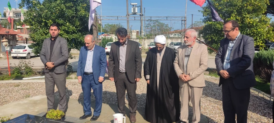  مراسم غباررویی و عطرافشانی مزار پاک شهید گمنام ( خوشنام )  با حضور مسئولین دانشگاه و اساتید برگزار شد 2