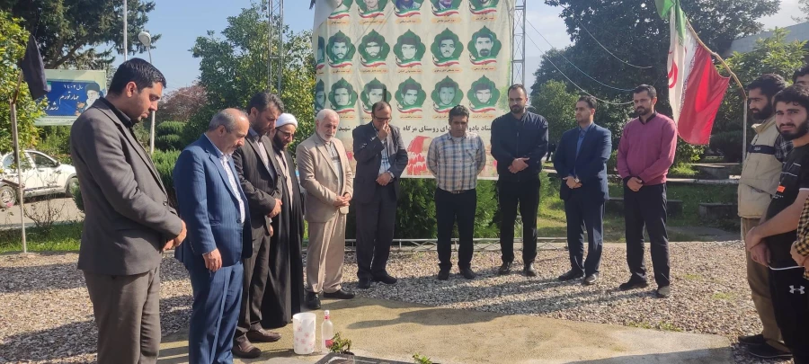  مراسم غباررویی و عطرافشانی مزار پاک شهید گمنام ( خوشنام )  با حضور مسئولین دانشگاه و اساتید برگزار شد 2