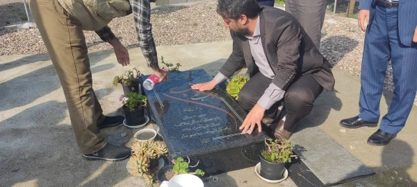  مراسم غباررویی و عطرافشانی مزار پاک شهید گمنام ( خوشنام )  با حضور مسئولین دانشگاه و اساتید برگزار شد 2