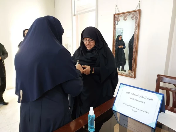 انجام آزمایش تست قند خون کارکنان اداری به مناسبت هفته سلامت 3