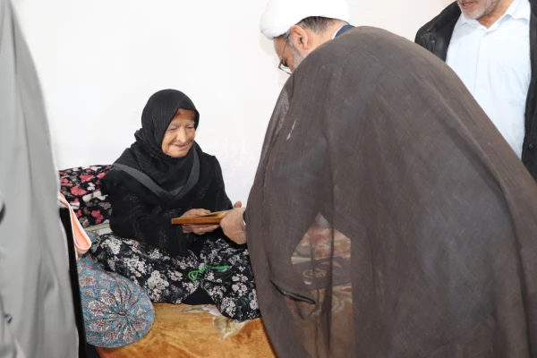 تجلیل و تکریم از خانواده های محترم شهدا
 4