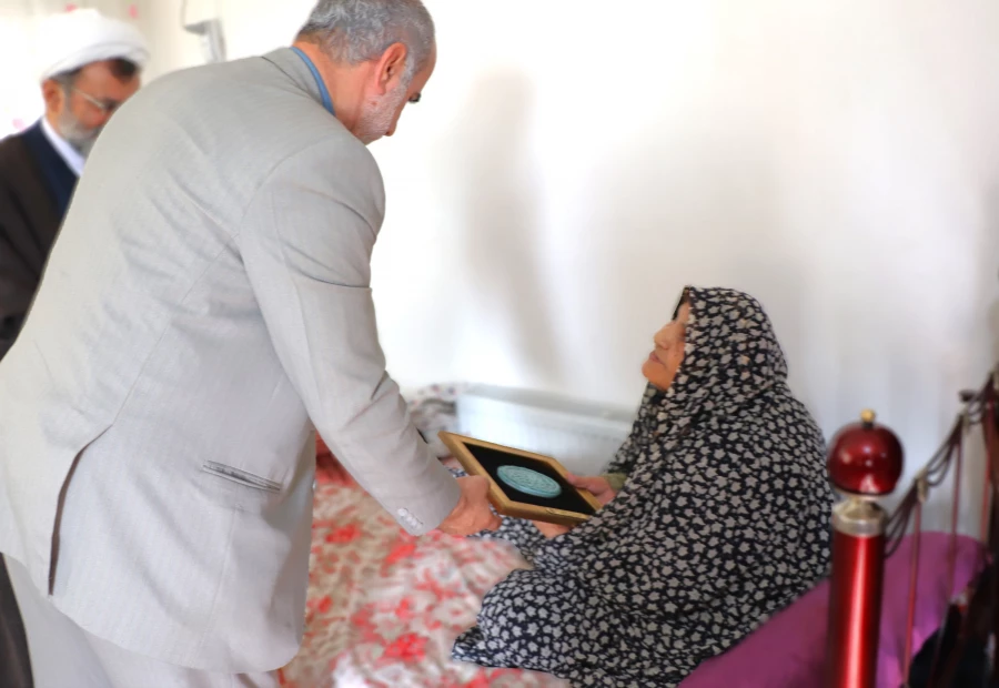 تجلیل و تکریم از خانواده های محترم شهدا
 3