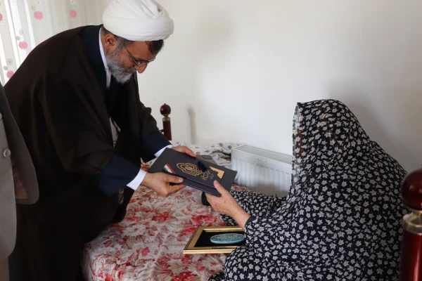 تجلیل و تکریم از خانواده های محترم شهدا
 4