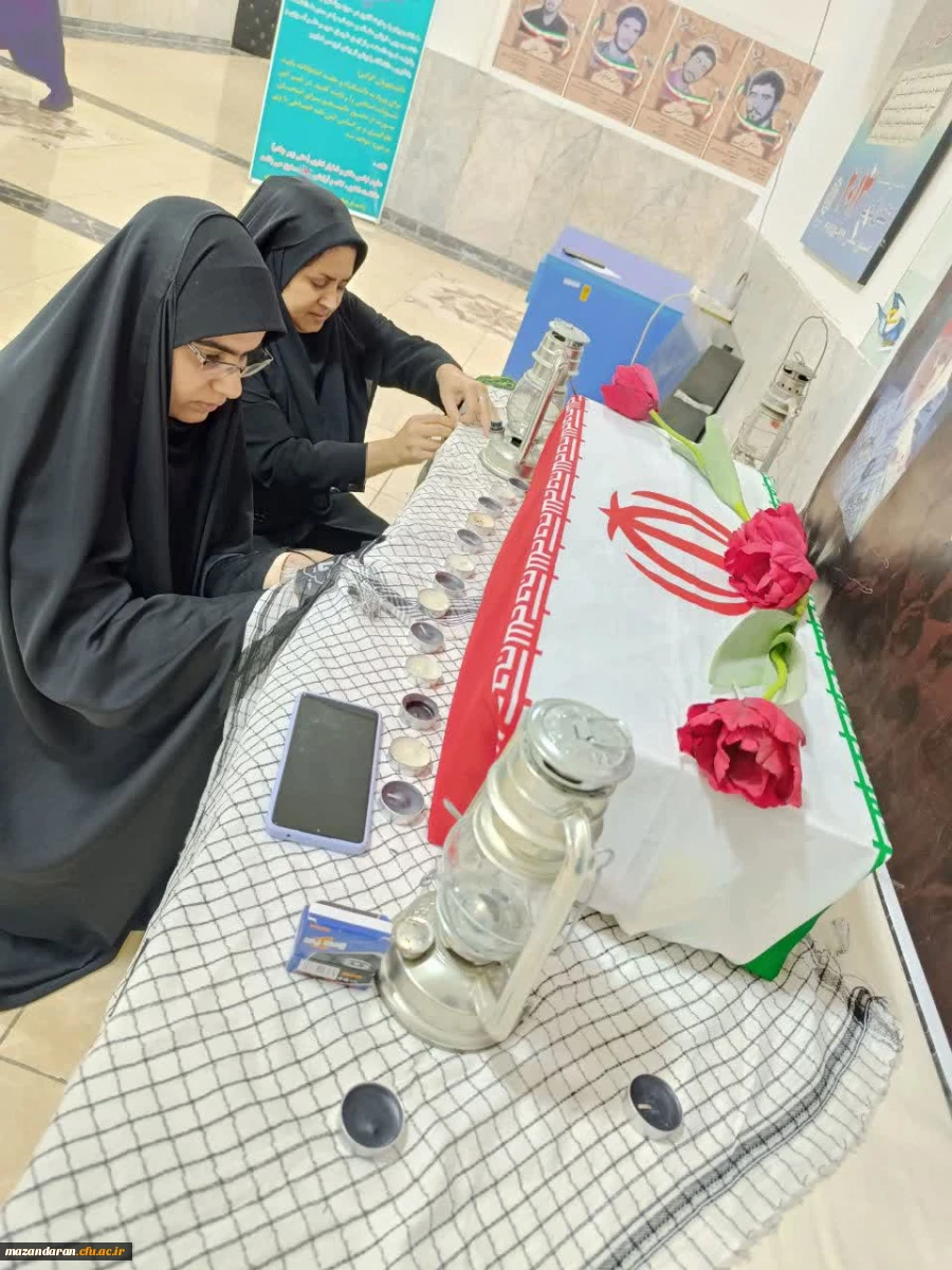 نصب بنر شهیده دانشجو معلم فائزه رحیمی   در سالن ساختمان اداری _آموزشی پردیس فاطمه الزهرا س ساری  2