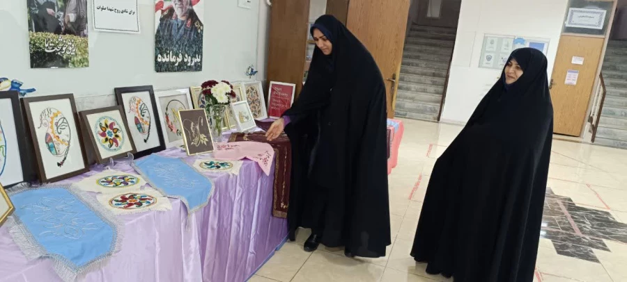 برگزاری نمایشگاه آثار هنری( هنرهای سنتی _ بافت ) دانشجویان رشته کاروفناوری پردیس فاطمه الزهرا(س)ساری با حضور استاد درس مربوطه سرکار خانم نورمحمدیار و بازدید ریاست پردیس، کارکنان و دانشجویان 
  روز دوشنبه مورخ ۱۴ اسفند ۱۴۰۲ 4