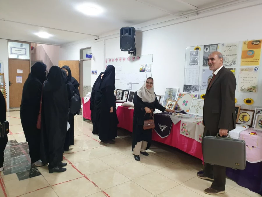 برگزاری نمایشگاه آثار هنری( هنرهای سنتی _ بافت ) دانشجویان رشته کاروفناوری پردیس فاطمه الزهرا(س)ساری با حضور استاد درس مربوطه سرکار خانم نورمحمدیار و بازدید ریاست پردیس، کارکنان و دانشجویان 
  روز دوشنبه مورخ ۱۴ اسفند ۱۴۰۲ 7