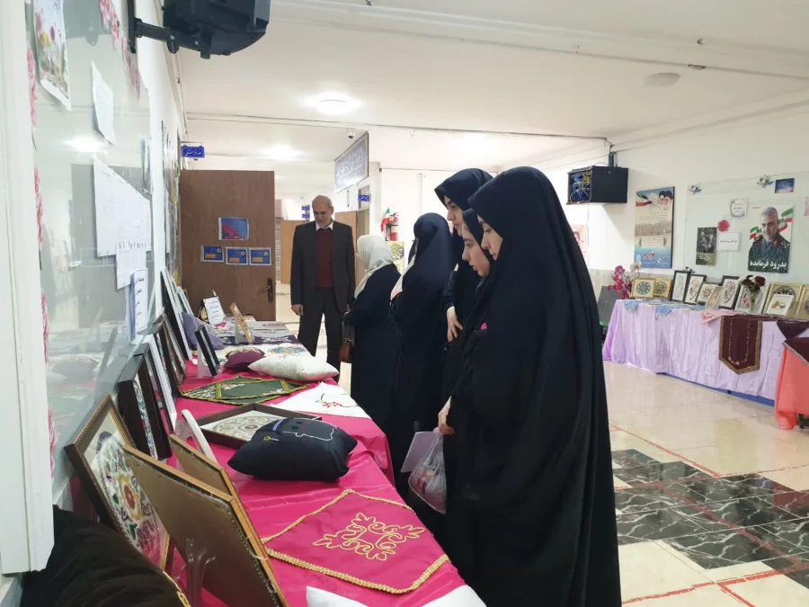 برگزاری نمایشگاه آثار هنری( هنرهای سنتی _ بافت ) دانشجویان رشته کاروفناوری پردیس فاطمه الزهرا(س)ساری با حضور استاد درس مربوطه سرکار خانم نورمحمدیار و بازدید ریاست پردیس، کارکنان و دانشجویان 
  روز دوشنبه مورخ ۱۴ اسفند ۱۴۰۲ 8